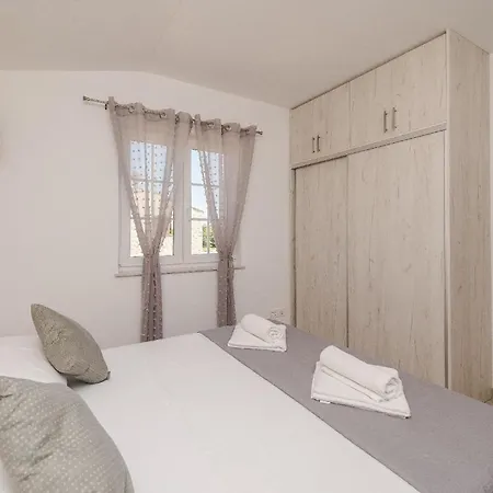 Ferienhaus In Privlaka Mit Privatem Pool - B60086 * Привлака